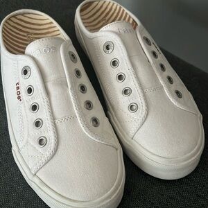 Taos white canvas mule sneaker, worn twice, very comfortable removable footbed.